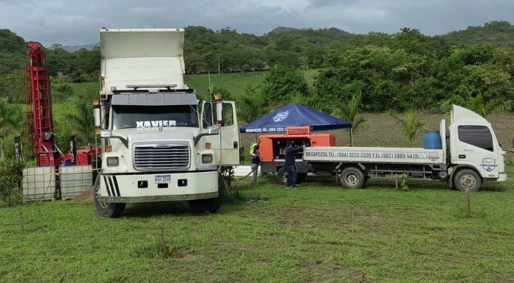 Vehículos, maquinaria y carpa de Megapozos desplegados en el terreno