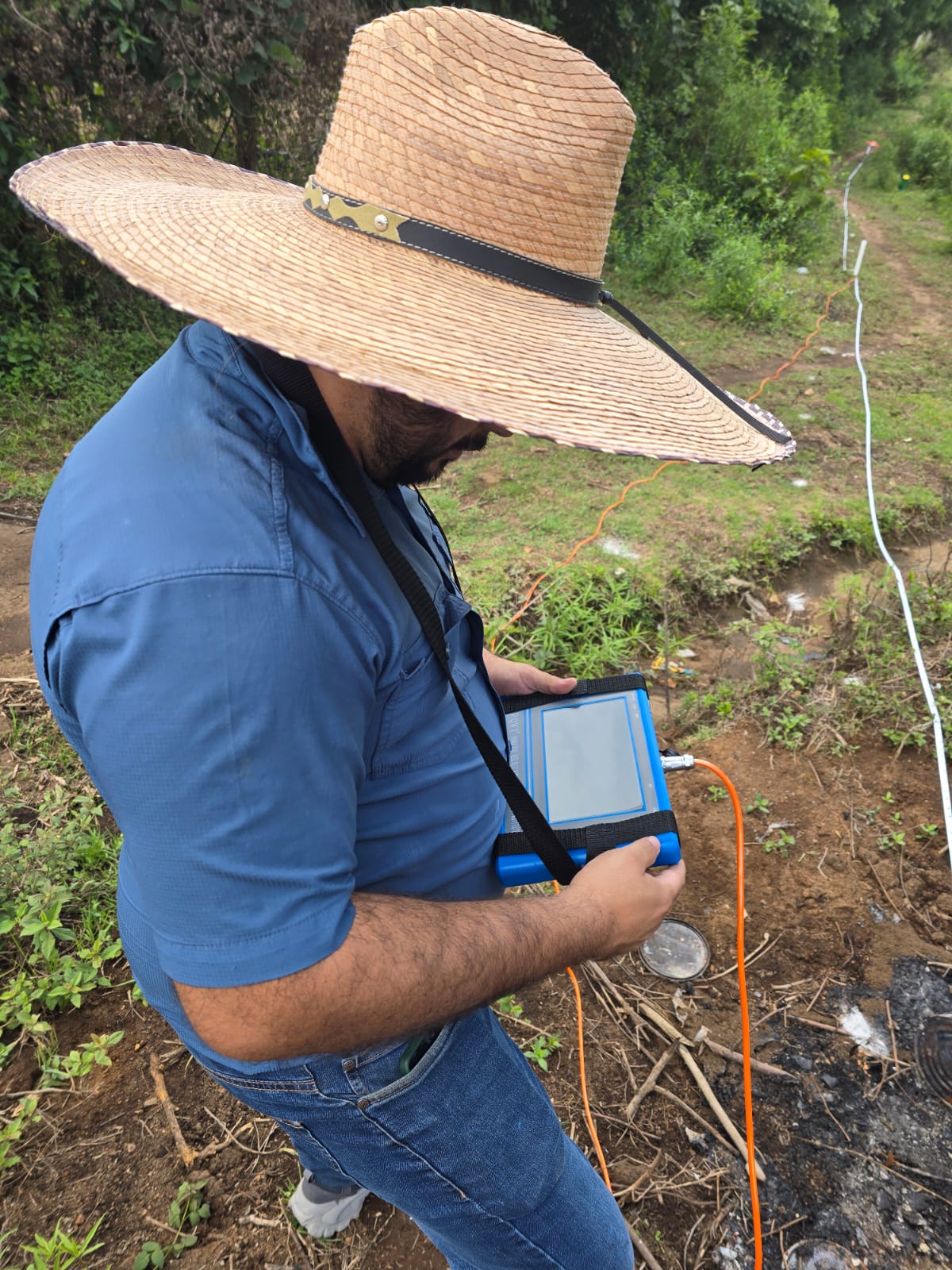 Medición con instrumento de estudio geofísico en el terreno