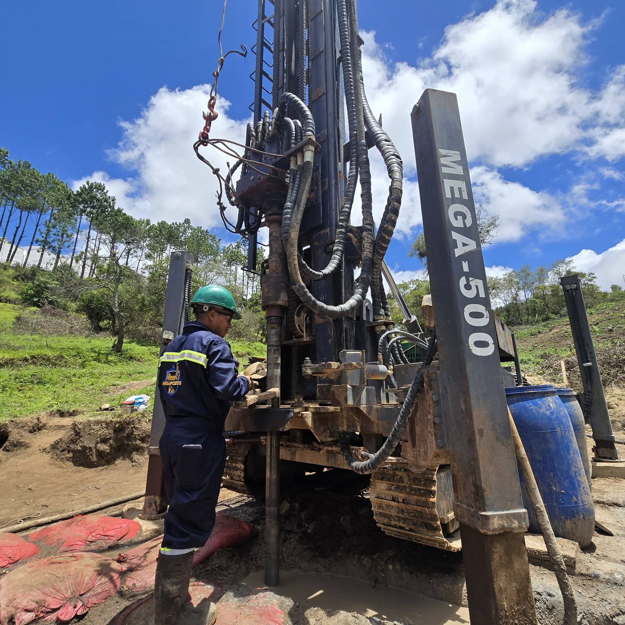 Operación de la perforadora MEGA-500 en un proyecto de Megapozos