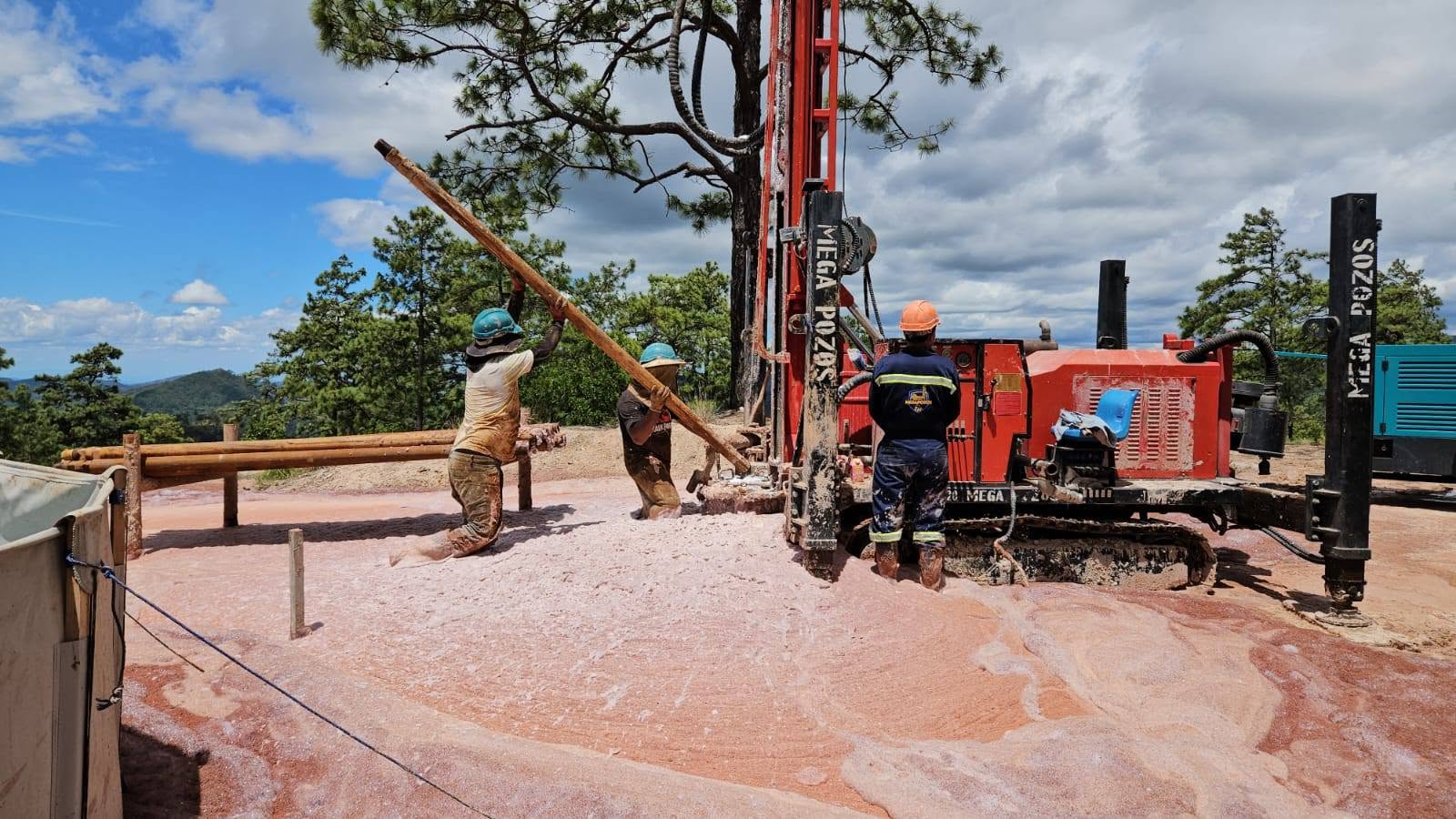 Personal de campo operando la perforadora de Megapozos